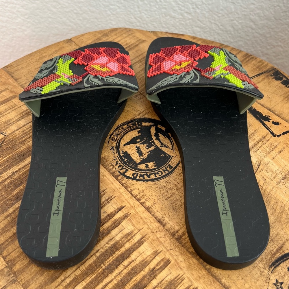 Ipanema Black Sandals with Hummingbirds - Picture 4 of 7